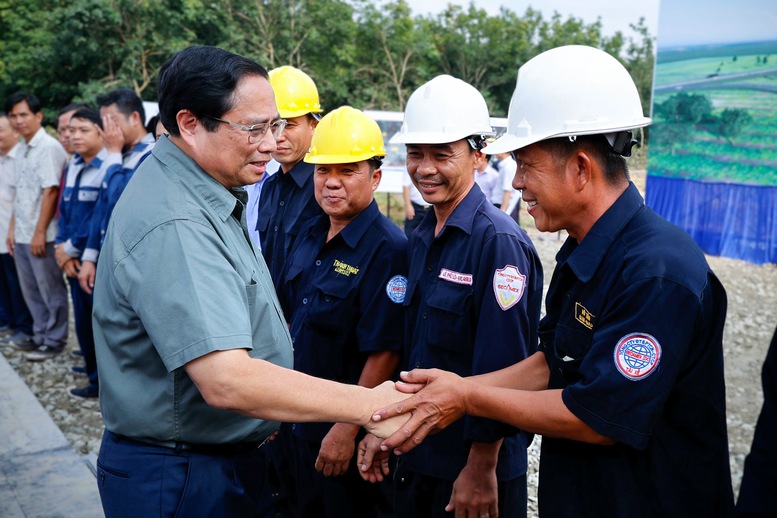 Thủ tướng Phạm Minh Chính động viên lực lượng tham gia dự án. Ảnh: VGP