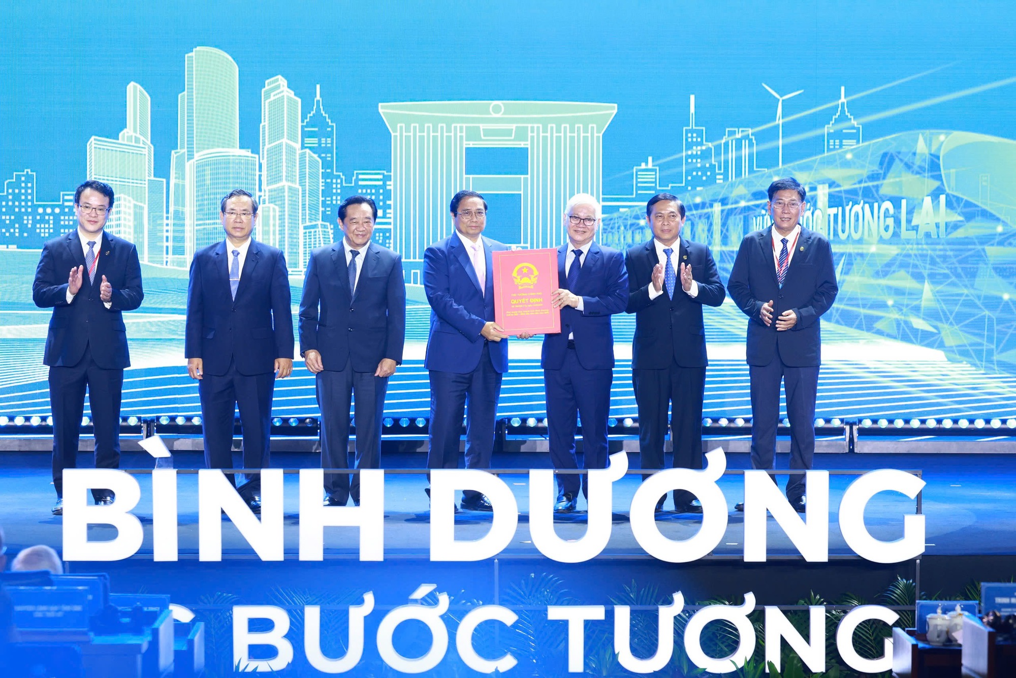 Trước đ&oacute;, v&agrave;o s&aacute;ng c&ugrave;ng ng&agrave;y, Thủ tướng trao Quyết định Quy hoạch cho l&atilde;nh đạo tỉnh B&igrave;nh Dương - Ảnh: VGP