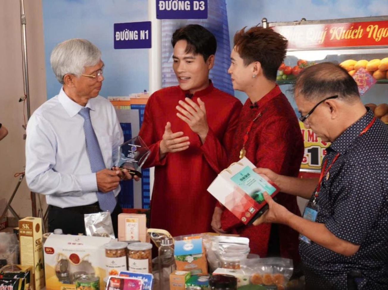 Ông Võ Văn Hoan, Phó Chủ tịch UBND TP.HCM, tham quan tại gian hàng livestream tại hội nghị cung cầu 2024. Ảnh: PC.