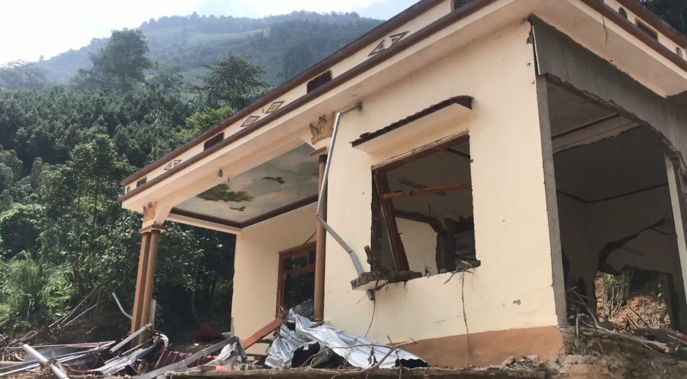 Một ng&ocirc;i nh&agrave; x&acirc;y ki&ecirc;n cố ở th&ocirc;n Kho V&agrave;ng x&atilde; Cốc Lầu đ&atilde; bị n&uacute;i lở v&agrave; nước lũ l&agrave;m sập. Ảnh; Chu Kh&ocirc;i.