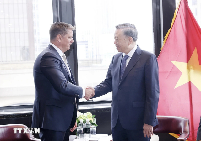Party General Secretary and President To Lam (R) meets Mr. Tim Hughes,  in  New York on September 25. (Photo: VNA)