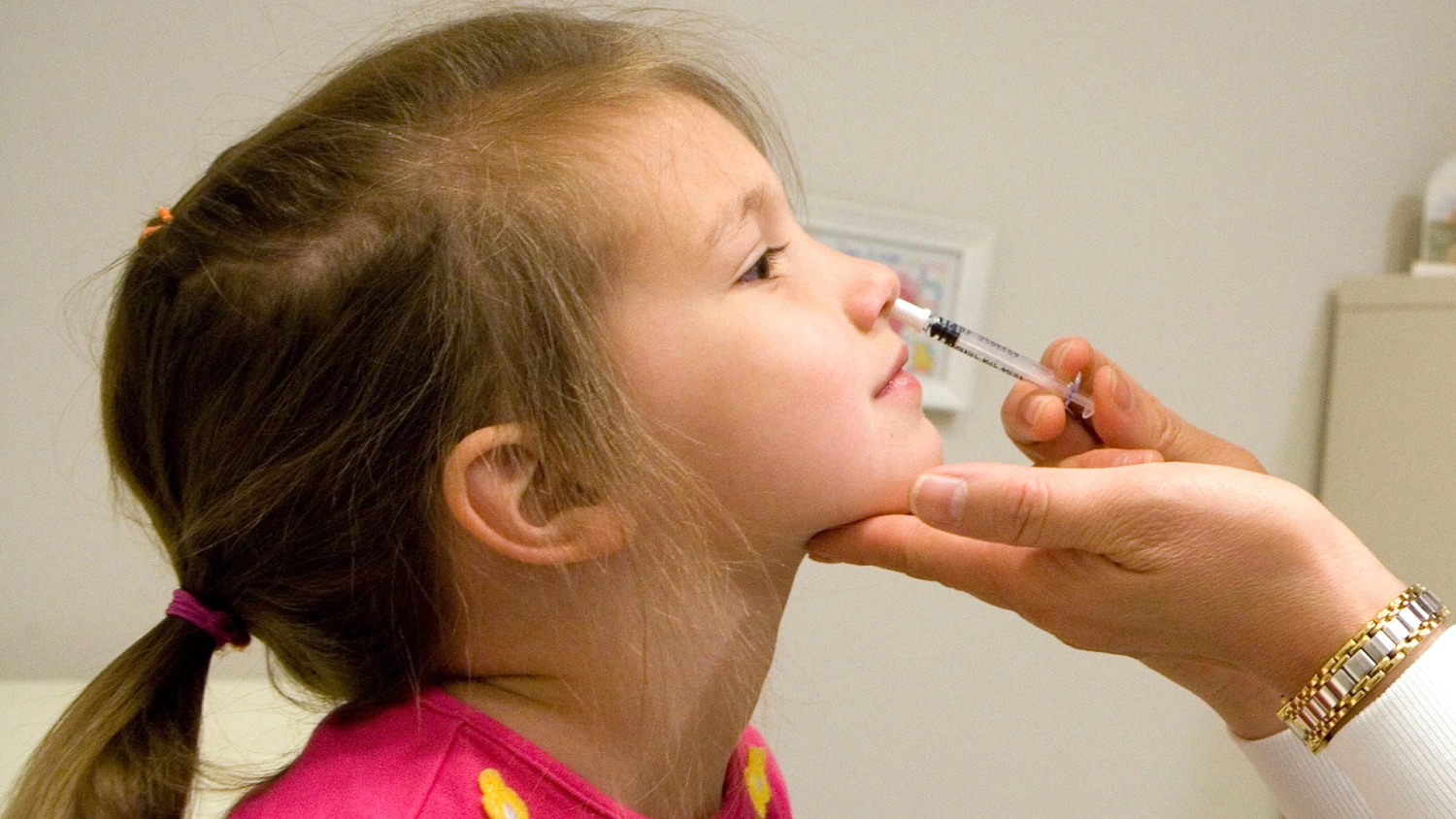 FluMist l&agrave; một loại vaccine c&uacute;m dạng xịt m&agrave; người d&ugrave;ng c&oacute; thể thực hiện tại nh&agrave;.