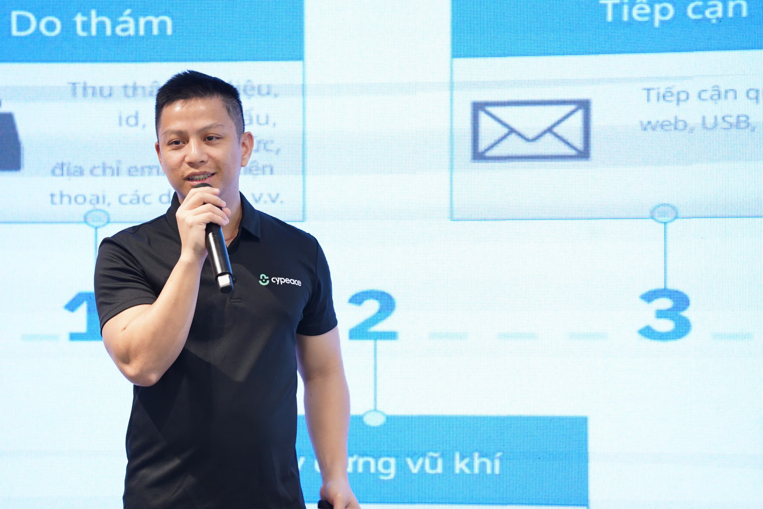 Ông Ngô Minh Hiếu cho biết doanh nghiệp tại nhiều quốc gia như Italie, Trung Quốc... thậm chí đang cấm nhân viên sử dụng chatbot nhằm hạn chế nguy cơ lộ lọt dữ liệu. Ảnh: Ngô Huyền.