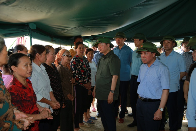 Phó Thủ tướng Trần Hồng Hà thăm và tặng quà cho các hộ dân vùng ngập lụt tại thôn Ngọc Bồ, thị trấn Kim Tân, huyện Thạch Thành