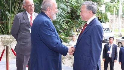 Vietnamese Party and State leader meets with Cuban Prime Minister