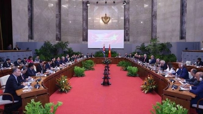 Talks between top leaders of Vietnam and Cuba held