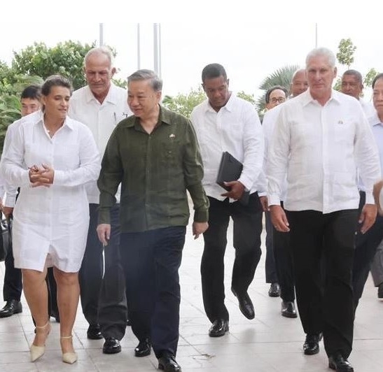 Party and State top leader visits Cuba's first free trade zone