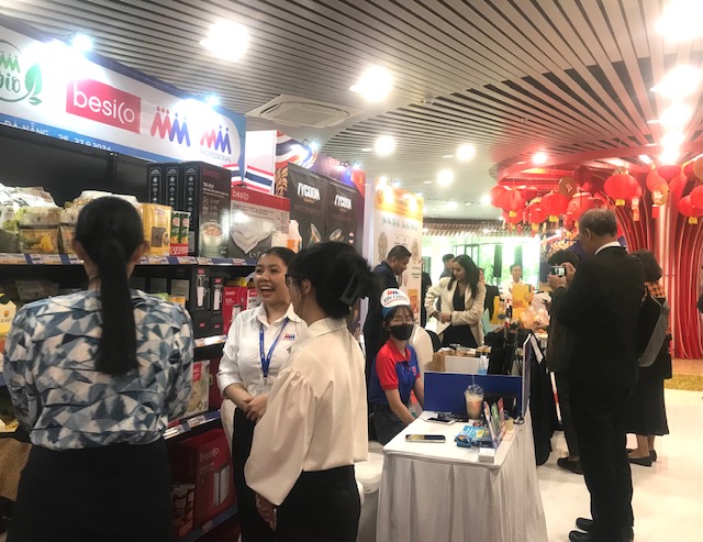 Các doanh nghiệp Việt Nam - Thái Lan gặp gỡ, trao đổi, kết nối mua sắm hàng hóa tại hội chợ triển lãm. Ảnh Ngô Anh Văn.