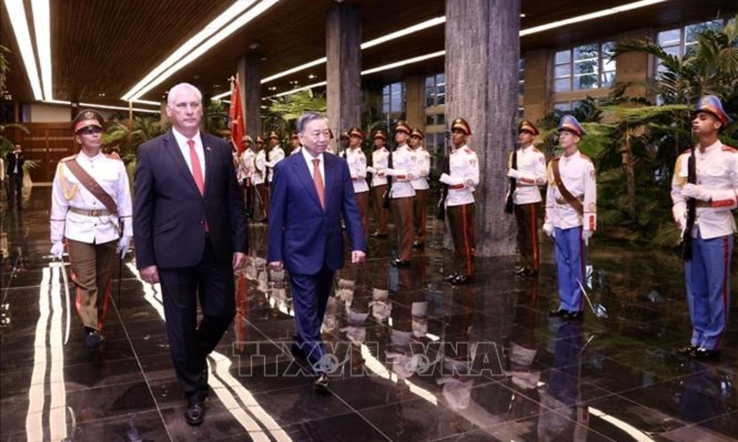Tổng Bí thư, Chủ tịch nước Tô Lâm và Bí thư thứ nhất Đảng Cộng sản Cuba, Chủ tịch Cuba Miguel Diaz Canel Bermudez duyệt Đội danh dự - Ảnh: TTXVN