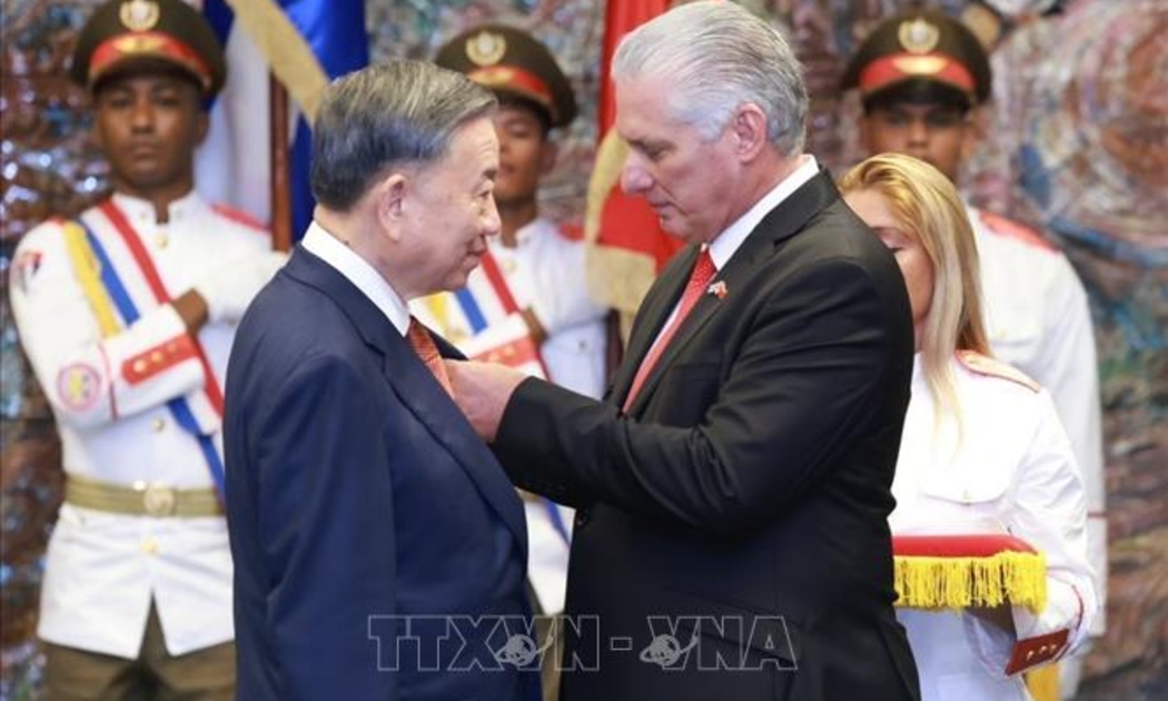 Bí thư thứ nhất Đảng Cộng sản Cuba, Chủ tịch Cuba Miguel Diaz Canel Bermudez trao tặng Huân chương Jose Marti cho Tổng Bí thư, Chủ tịch nước Tô Lâm - Ảnh: TTXVN