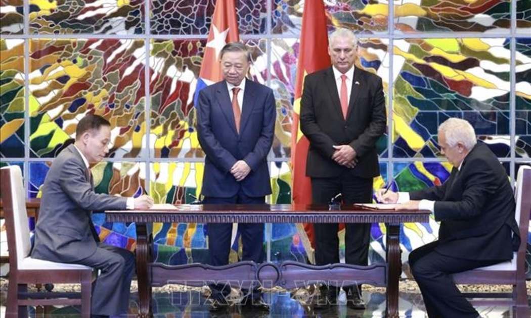 Hai nhà lãnh đạo chứng kiến Lễ ký kết văn kiện hợp tác giữa Ban Đối ngoại Trung ương Đảng Cộng sản Việt Nam và Ban Đối ngoại Trung ương Đảng Cộng sản Cuba - Ảnh: TTXVN