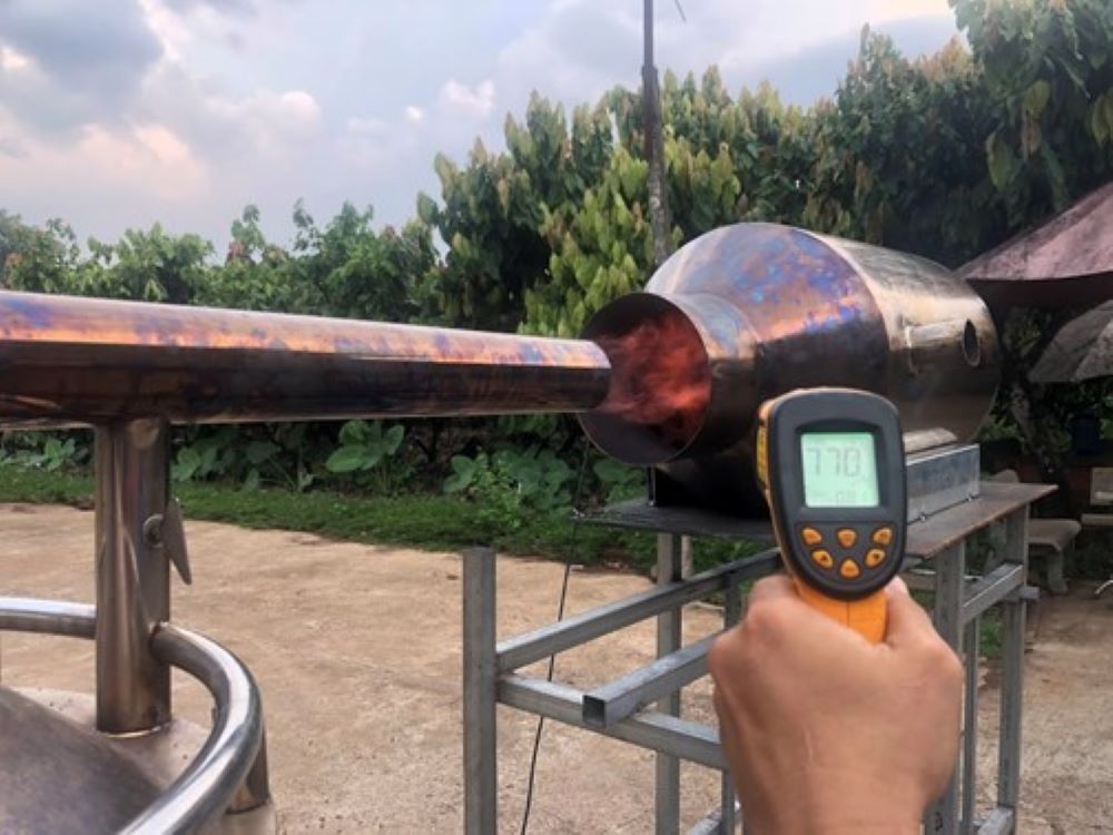 Vỏ quả ca cao được chuyển hóa thành biochar chất lượng cao ở nhiệt độ lên đến 770°C. Ảnh: Helvetas.