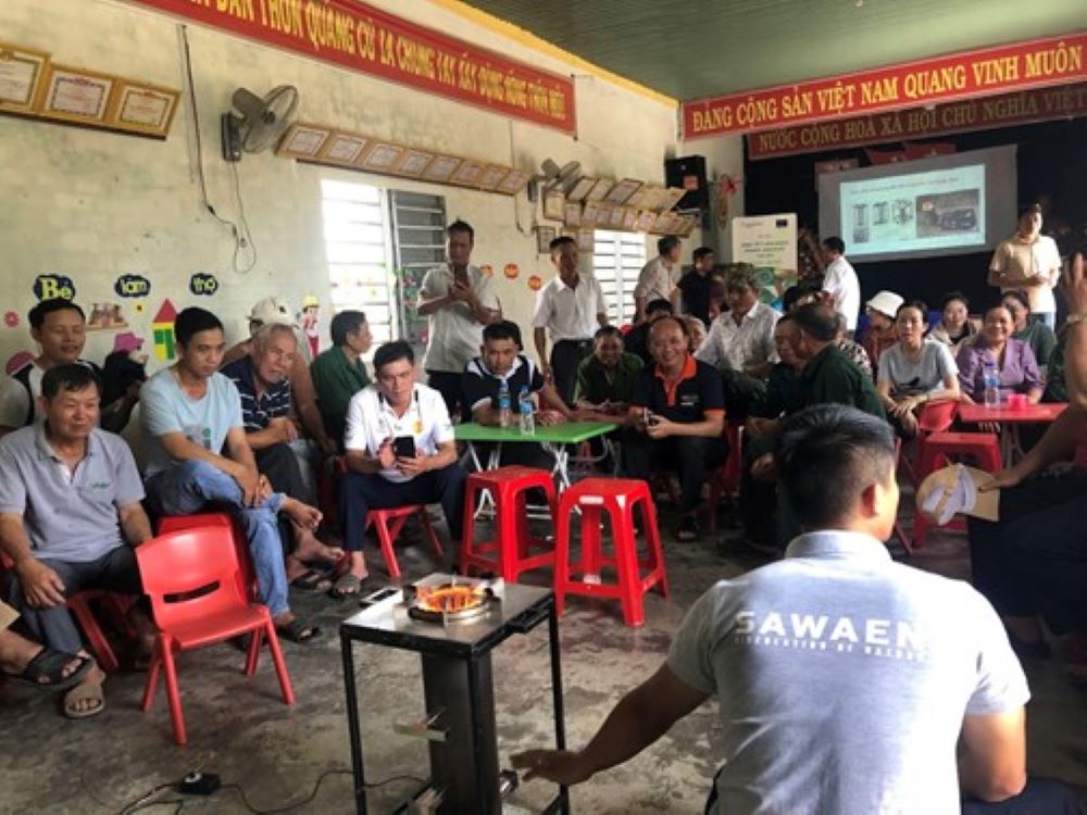 Chuyên gia đang giới thiệu lò đốt biochar cỡ nhỏ, phù hợp với quy mô hộ gia đình cho các nông dân trồng cacao tại Đồng Nai. Ảnh: Helvetas.