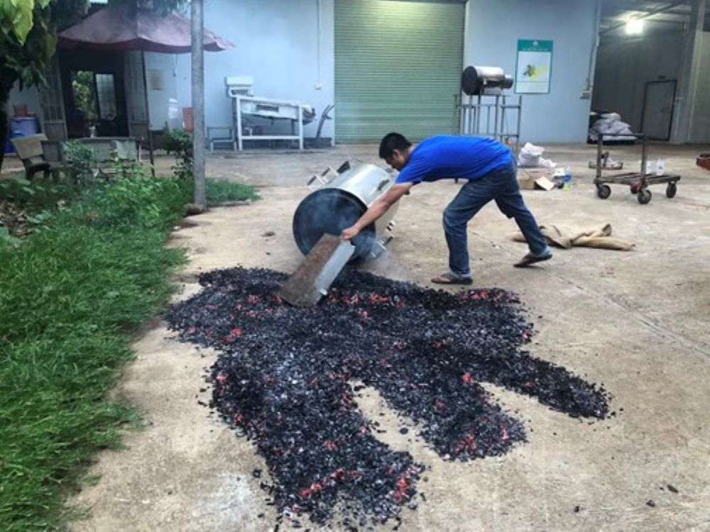 Sản phẩm than sinh học (Biochar) được sản xuất từ vỏ quả ca cao.&nbsp;Ảnh: Helvetas.