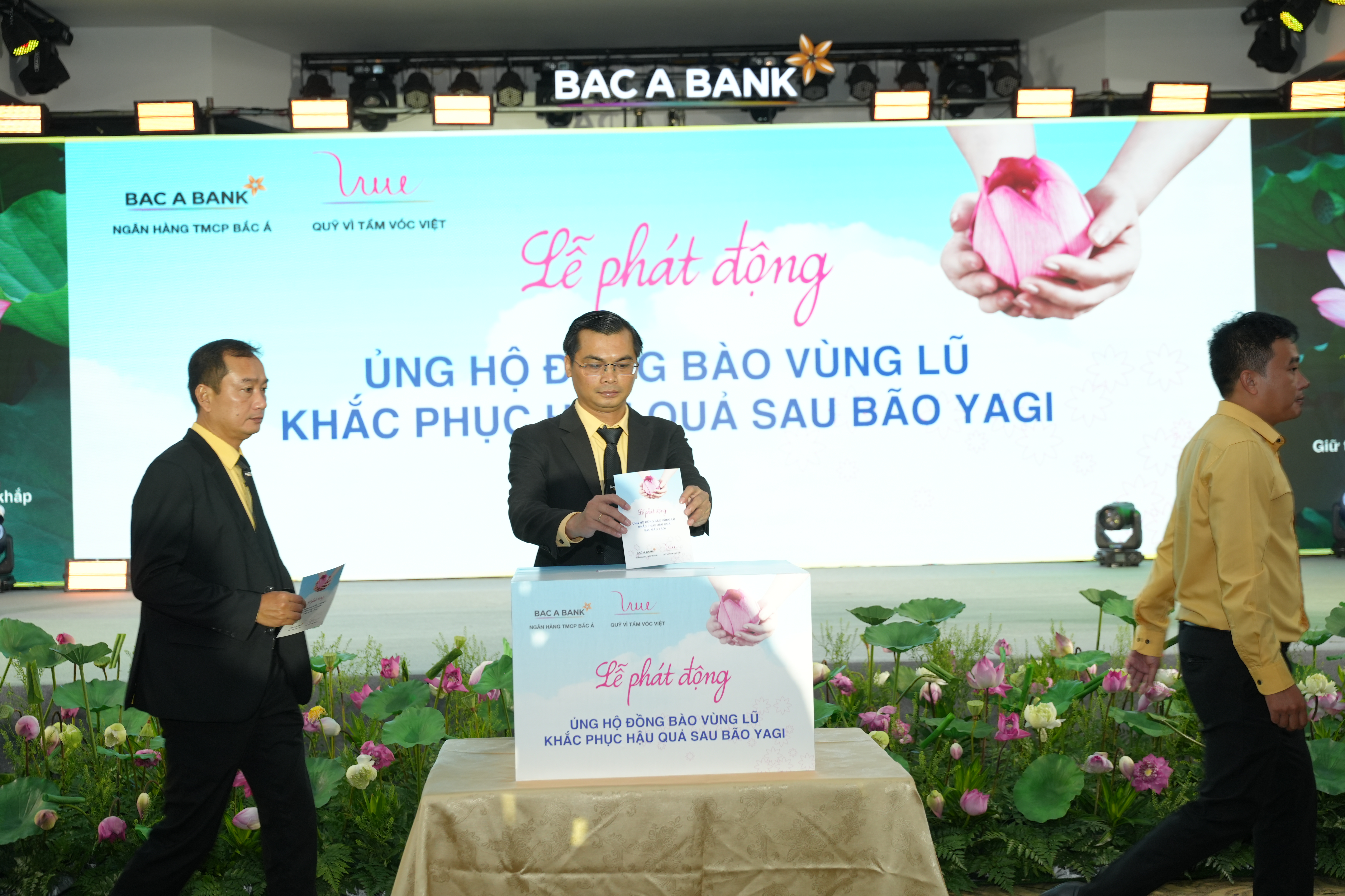 C&aacute;n bộ nh&acirc;n vi&ecirc;n BAC A BANK t&iacute;ch cực ủng bộ đồng b&agrave;o v&ugrave;ng b&atilde;o lũ khắc phục hậu quả.