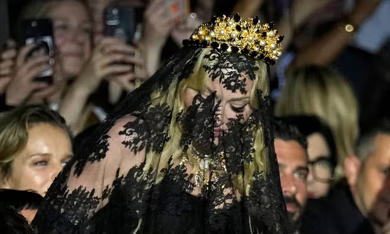 Madonna đến dự show diễn với một bộ đồ ren đen từ đầu đến chân, và cuối show được hai nhà thiết kế hôn tay để cảm ơn.