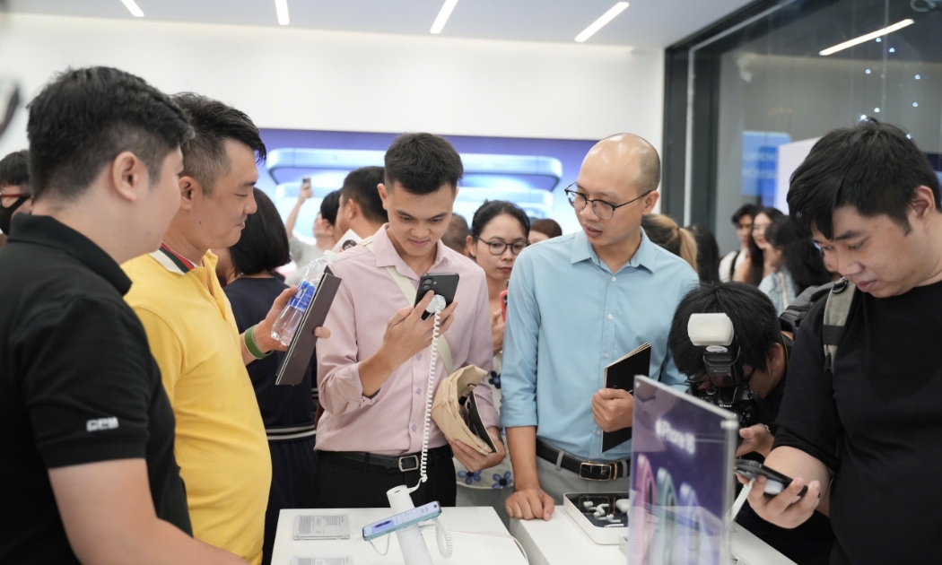 Rất đông tín đồ iFan có mặt rất sớm để trải nghiệm và nhận iPhone 16 series chính hãng (mã VN/A) tại FPT Shop và F.Studio by FPT trên đường Lê Lợi quận 1 TP.HCM. 