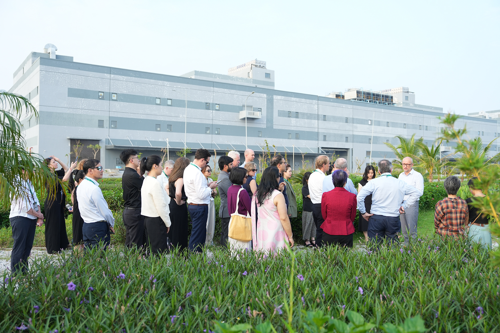 Ph&aacute;i đo&agrave;n Gi&aacute;o dục Australia&nbsp;đến thăm tổ hợp khu c&ocirc;ng nghiệp DEEP C (Đ&igrave;nh Vũ) tại Hải Ph&ograve;ng. Ảnh: ĐSQ Australia.