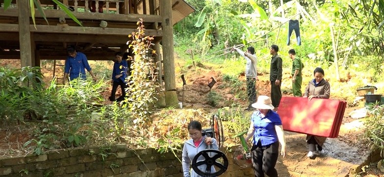 Đồi Na Lo sạt lở, lực lượng chức năng di dời các hộ dân dưới chân đồi đến nơi an toàn