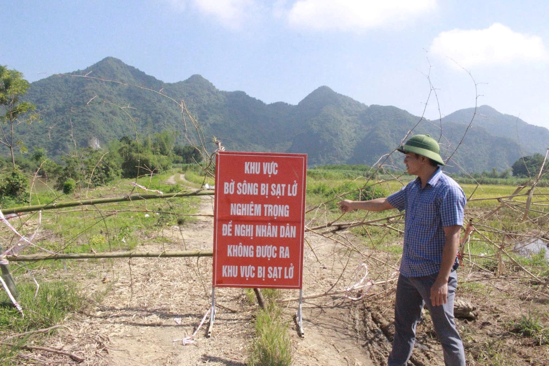 Lực lượng chức năng địa phương đặt biển cảnh báo 