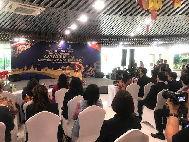 Biểu diễn điệu múa Thái trong buổi giao lưu giữa các doanh nghệp Đà Nẵng-Thái Lan tại sự kiện Gặp gỡ Thái Lan tại Đà Nẵng.