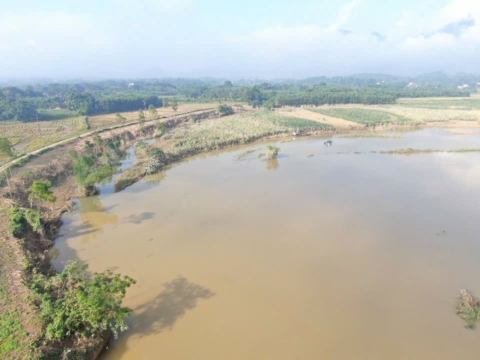 Bờ sông Âm sạt lở khiến nhiều diện tích đất nông nghiệp bị cuốn trôi