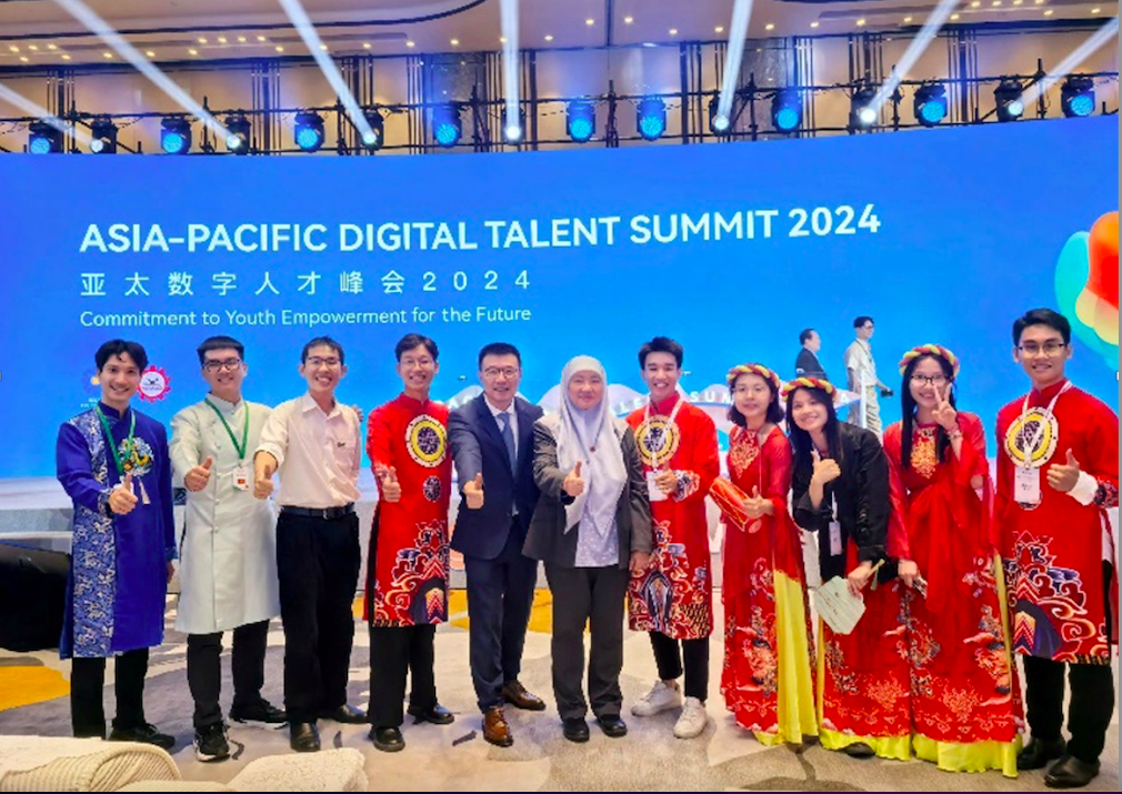 6 sinh viên Việt Nam tham dự APAC Digital Talent Summit 2024.