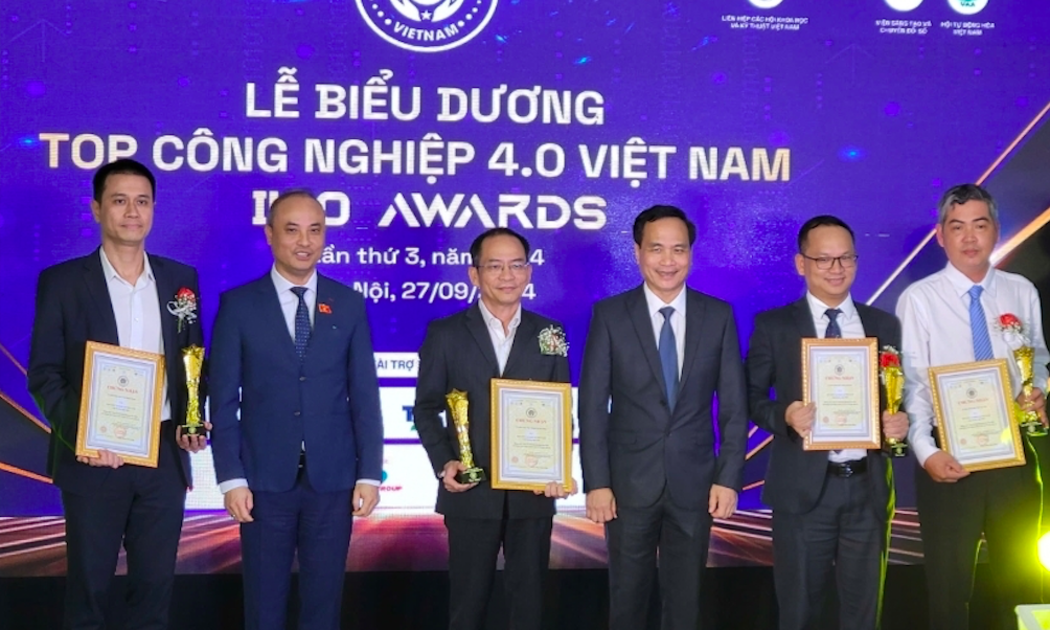 Phó Chủ tịch VUSTA Phạm Ngọc Linh và TS Nguyễn Phương Tuấn - Phó Chủ nhiệm Uỷ ban Khoa học, Công nghệ và Môi trường của Quốc hội trao Chứng nhận và biểu trưng vinh danh 