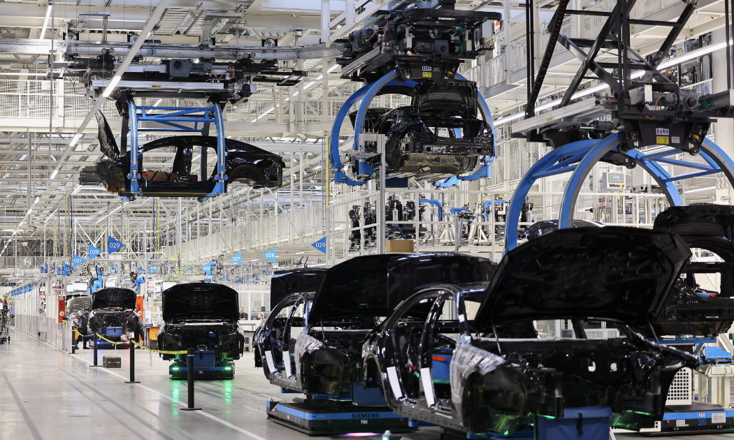 Trong một nhà máy của hãng xe Volkswagen ở Đức - Ảnh: Reuters.