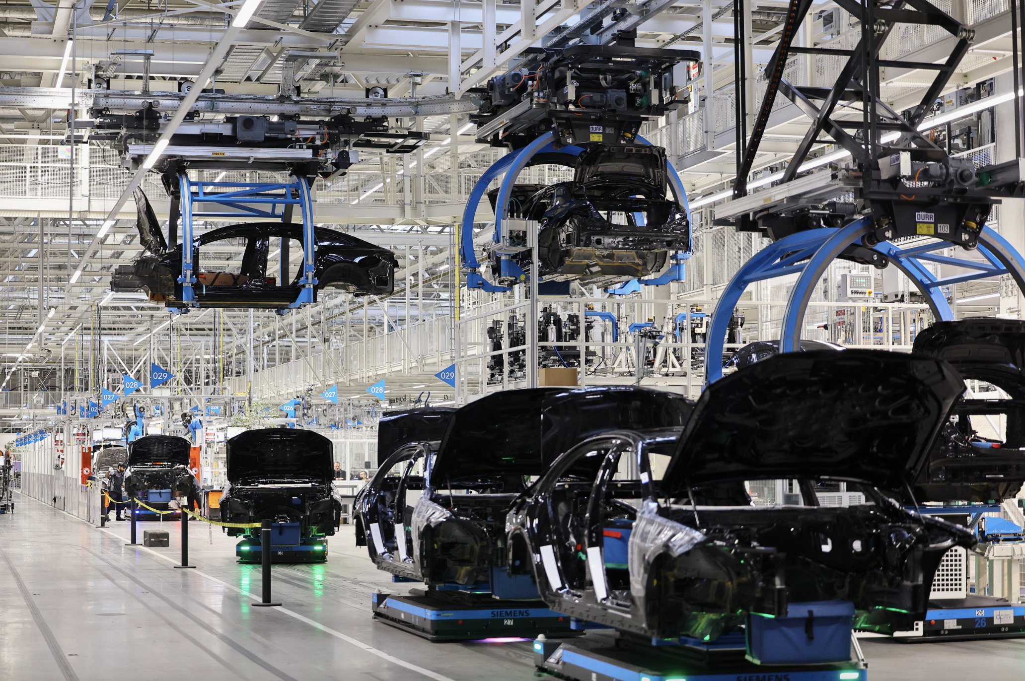 Trong một nhà máy của hãng xe Volkswagen ở Đức - Ảnh: Reuters.