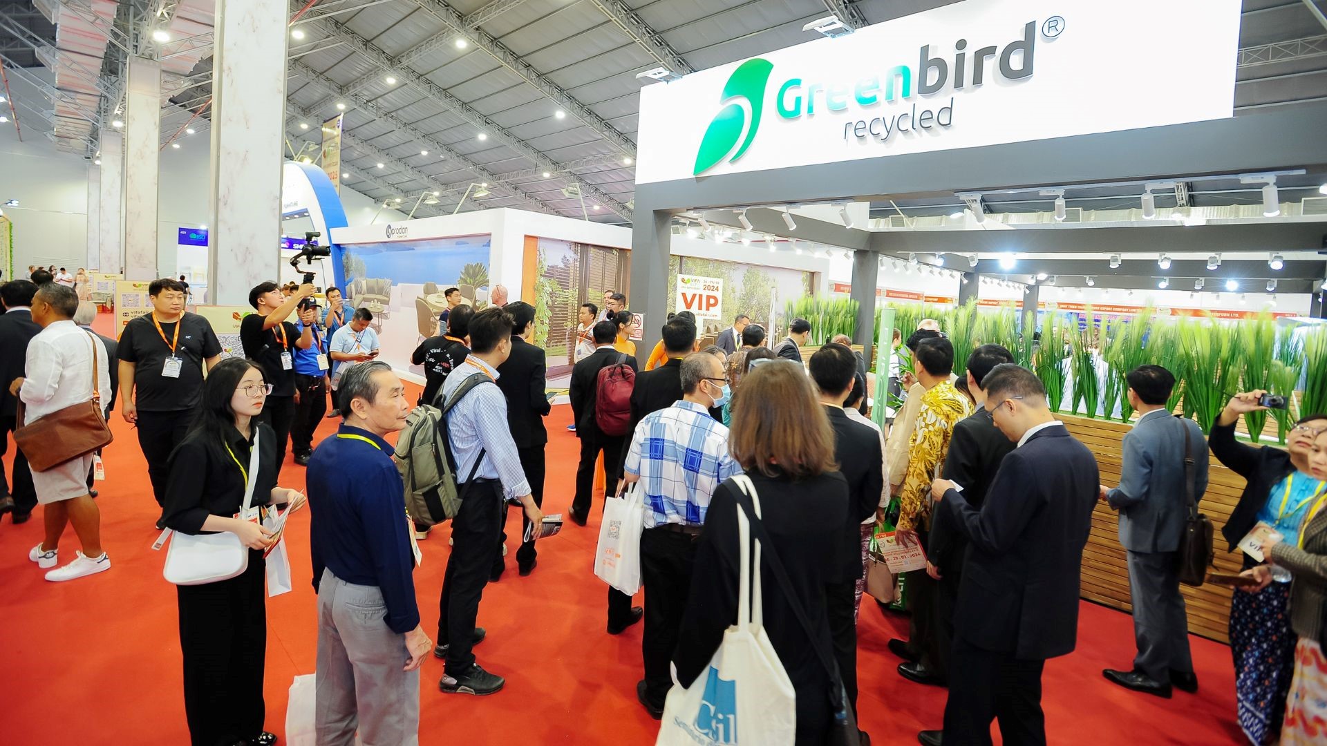 Gian hàng trưng bày của các doanh nghiệp tại VIFA EXPO. Nguồn: VIFA EXPO.