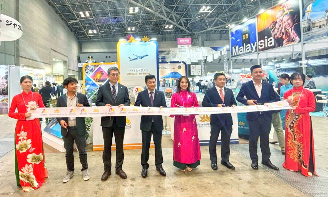 Phó Giám đốc Sở Du lịch Đà Nẵng người áo dài màu hồng) cùng lãnh đạo các đơn vị cắt băng mở cửa gian hàng Danang FantastiCity & Vietnam Airlines tại hội chợ du lịch lớn nhất Nhật Bản-Tourism Expo Japan 2024.