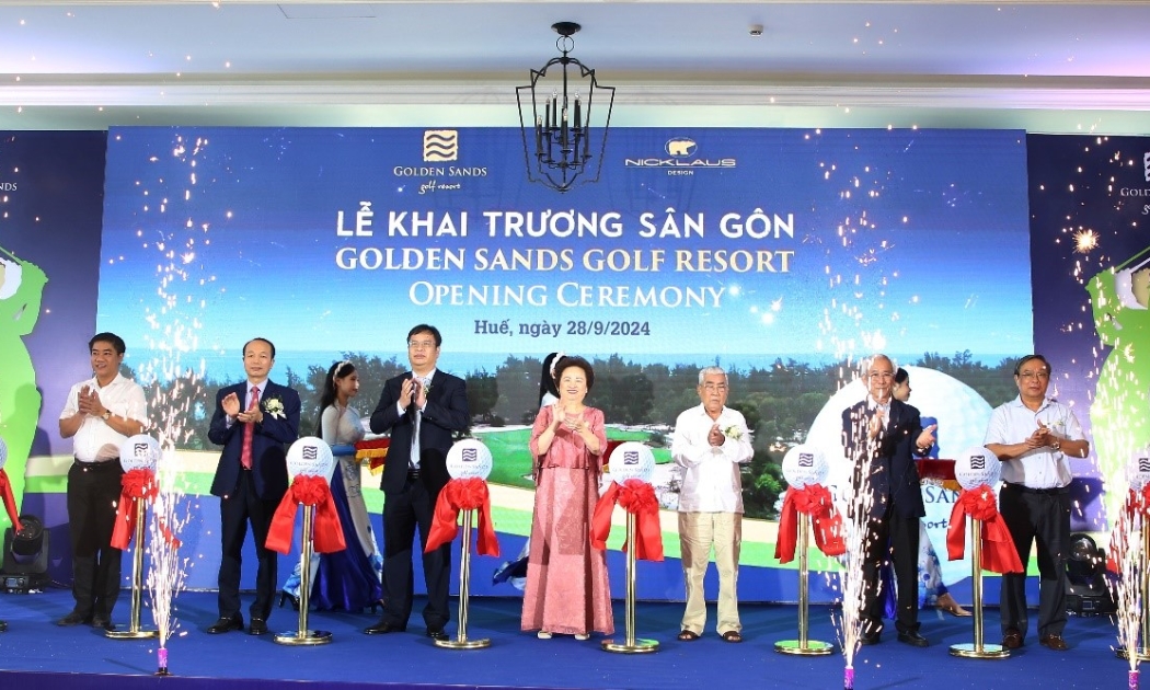 Các vị đại biểu thực hiện nghi lễ cắt băng tại lễ khai trương sân gôn Golden Sands Golf Resort.