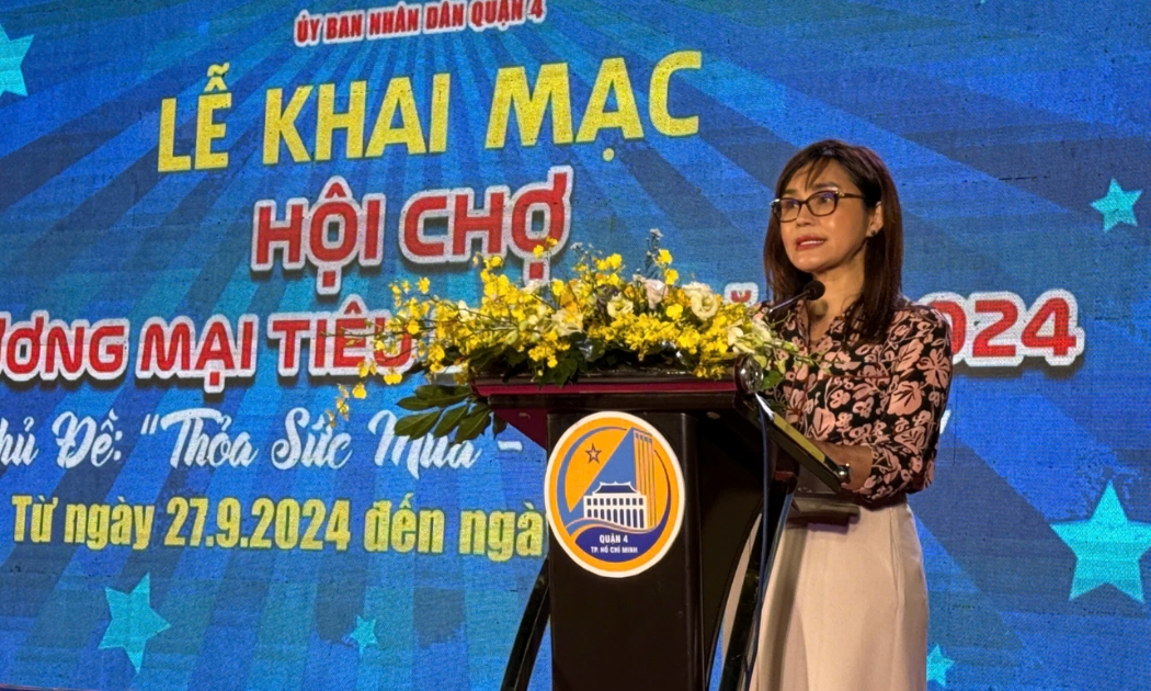Phó Chủ tịch UBND Quận 4 bà Nguyễn Thị Mỹ Hạnh phát biểu khai mạc Hội chợ thương mại tiêu dùng năm 2024, tối 27/9.