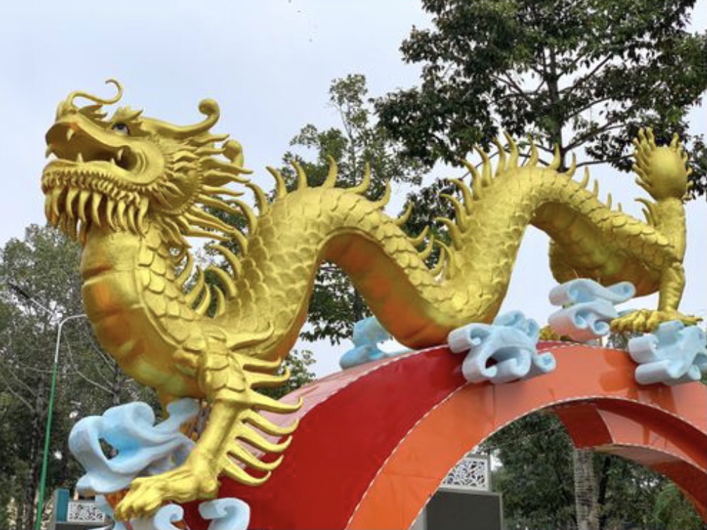 Linh vật rồng trang trí Tết Giáp Thìn 2024.  