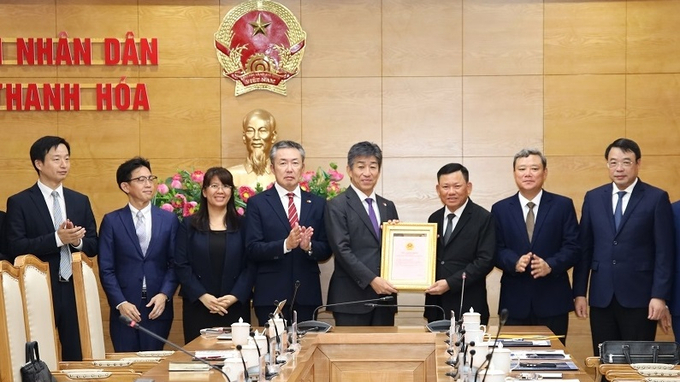 UBND tỉnh Thanh H&oacute;a vừa trao Giấy chứng nhận quyền sử dụng đất v&agrave; Giấy chứng nhận đăng k&yacute; đầu tư cho Dự &aacute;n Trung t&acirc;m thương mại Aeon Mall Thanh H&oacute;a. Dự &aacute;n với&nbsp;&nbsp;tổng vốn đầu tư&nbsp; hơn 4.100 tỷ đồng