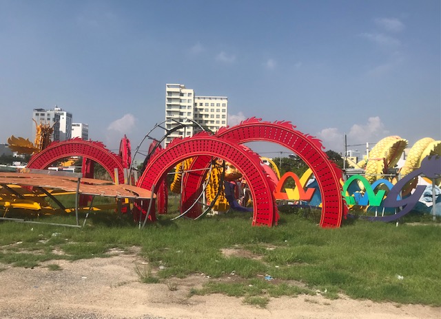 Linh vật rồng v&agrave; trang tr&iacute; phụ kiện tập kết về khu đất 2,8ha.&nbsp;&nbsp;