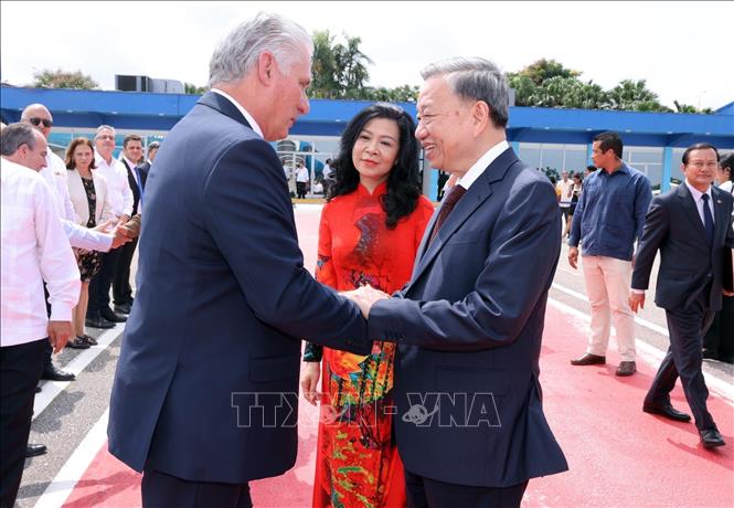 Bí thư thứ nhất Đảng Cộng sản Cuba, Chủ tịch Cuba Miguel Diaz Canel Bermudez tiễn Tổng Bí thư, Chủ tịch nước Tô Lâm và Phu nhân tại sân bay quốc tế Jose Marti ở Thủ đô La Habana. Ảnh: TTXVN.