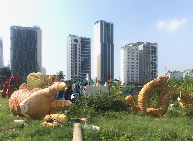 Tay linh vật rồng bị gãy vụn hư hỏng.  