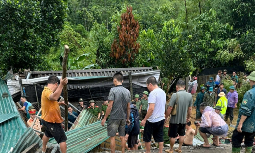 Lực lượng chức năng khẩn trương tiếp cận hiện trường để khắc phục, tìm kiếm người tại điểm sạt lở. 