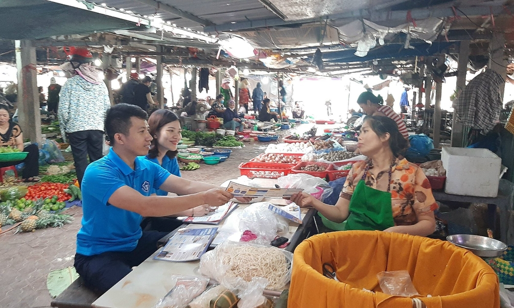 Thông tin quyền lợi khi tham gia bảo hiểm xã hội đến người lao động. Ảnh minh họa.