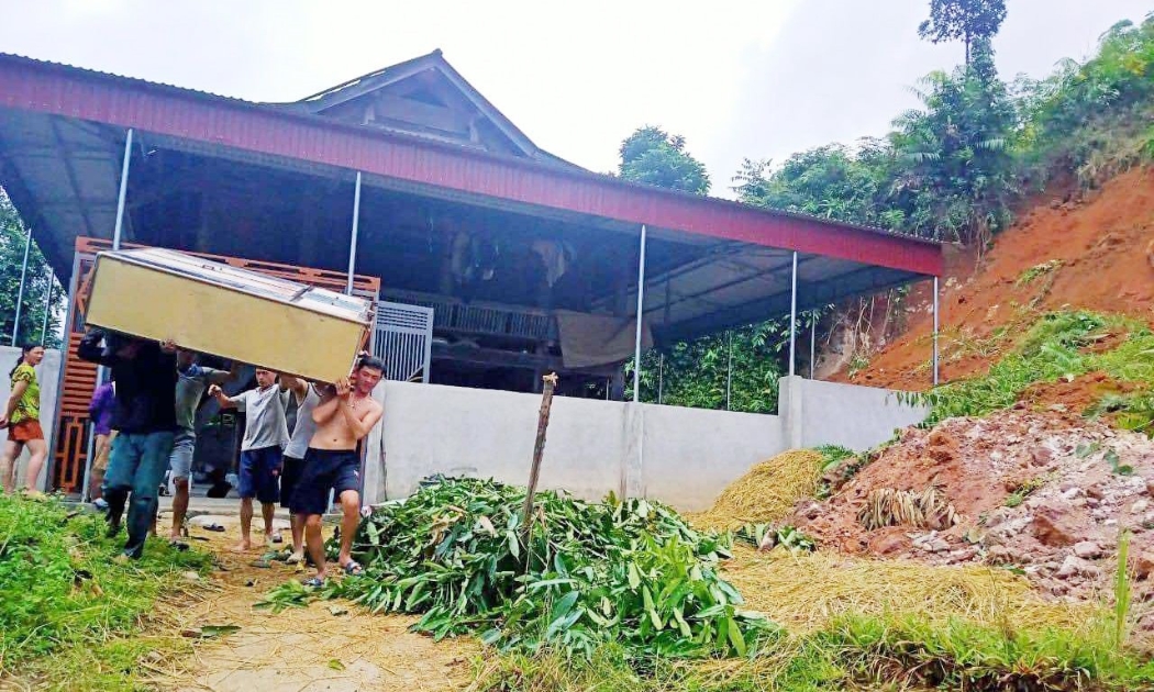 Lực lượng chức năng di dời hộ dân tại xã Nậm Giải (Nghệ An) đến nơi an toàn khi một vết nứt dài đã xuất hiện tại núi Pù Mèo. Ảnh: Minh Tường