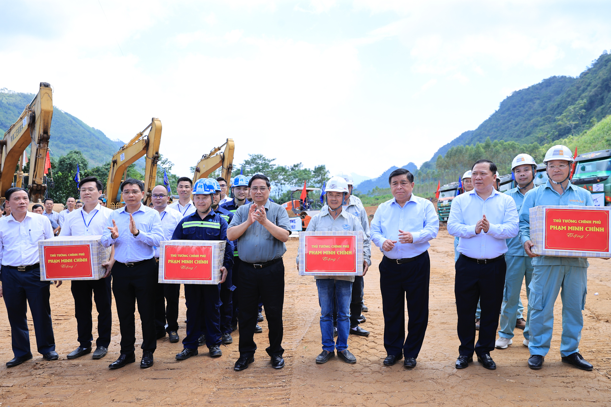 Thủ tướng Phạm Minh Chính tặng quà các đơn vị thi công - Ảnh: VGP