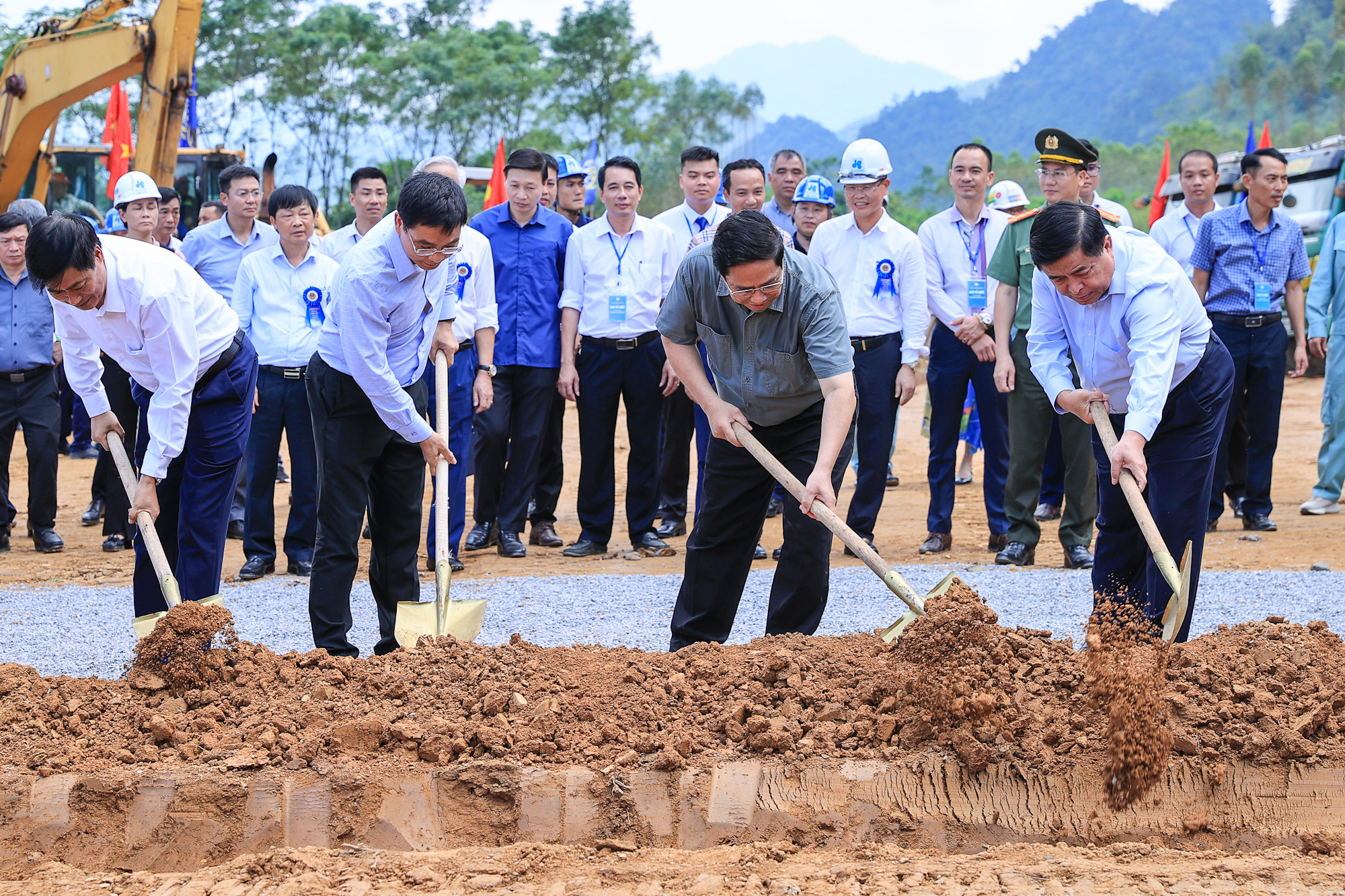 Thủ tướng thực hiện nghi thức khởi công dự án - Ảnh: VGP