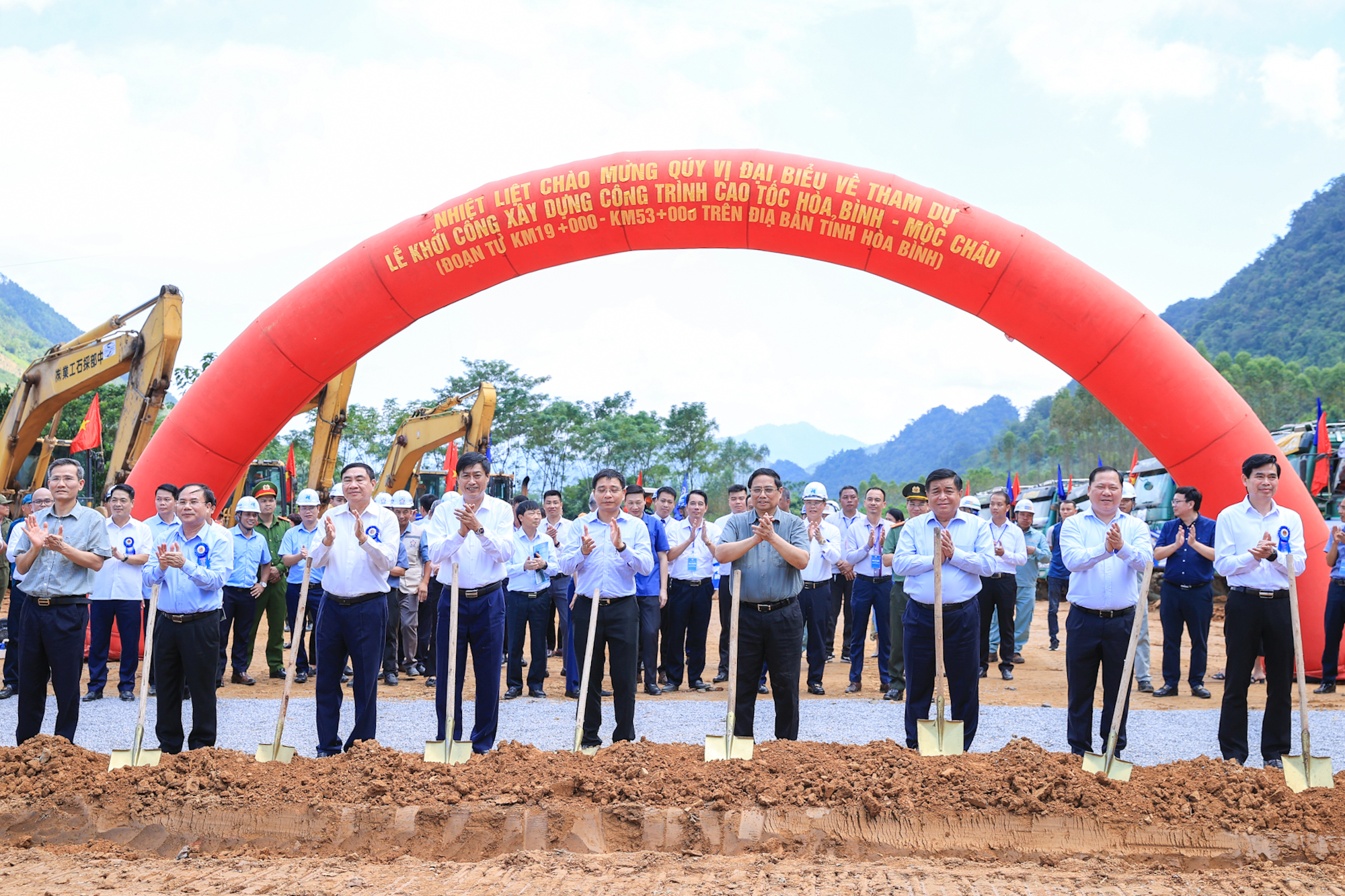 Thủ tướng Phạm Minh Chính dự lễ khởi công tuyến cao tốc Hoà Bình - Mộc Châu (đoạn từ Km19 đến Km53 trên địa bàn tỉnh Hòa Bình) - Ảnh: VGP