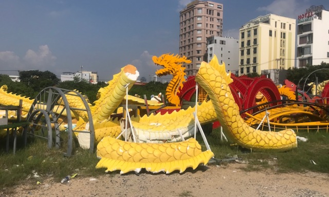 Các chi tiết linh vật rồng bị tháo rời, hư hỏng. Ảnh Ngô Anh Văn
