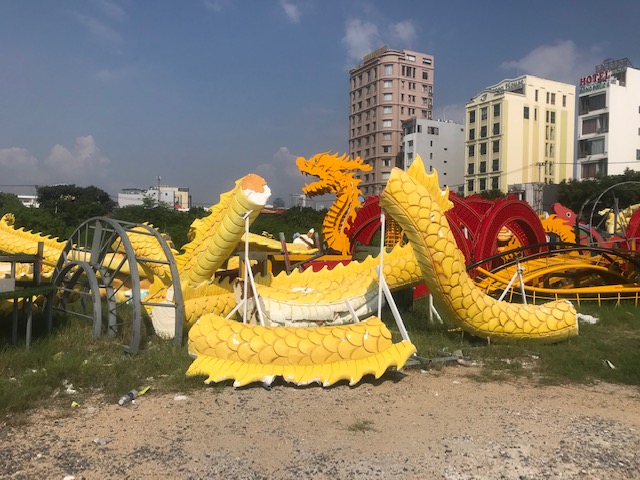 Các chi tiết linh vật rồng bị tháo rời, hư hỏng. Ảnh Ngô Anh Văn