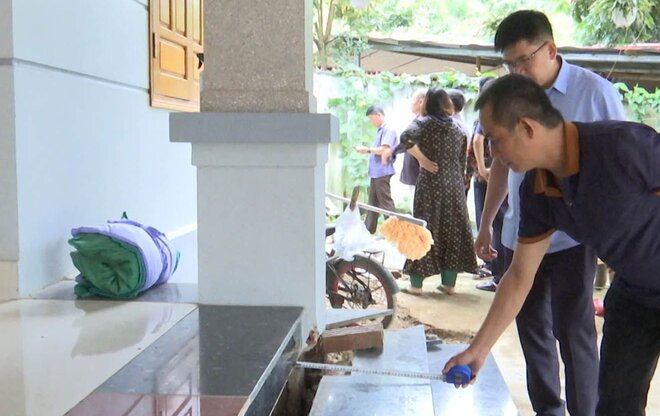 Đoàn công tác của huyện Sốp Cộp kiểm tra tình hình nứt nhà tại bản Nà Lốc, xã Sốp Cộp. Ảnh: Lò An