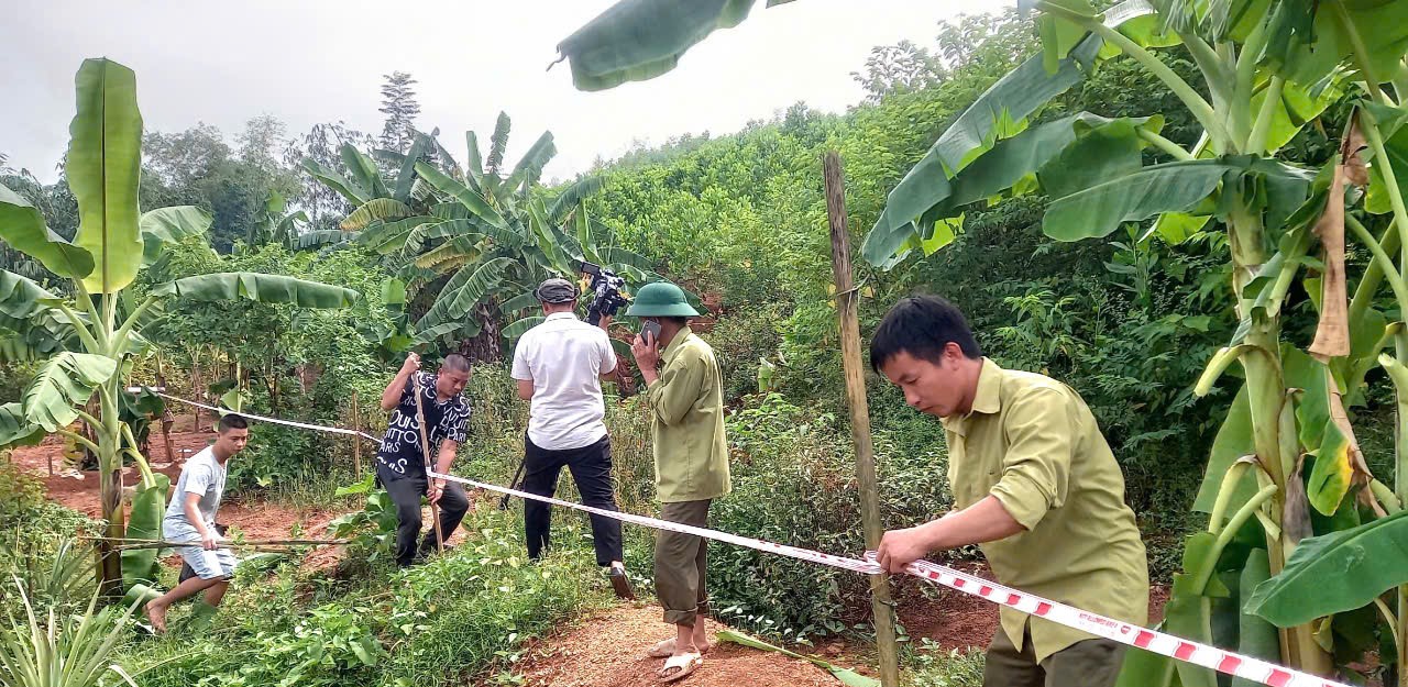 Lực lượng chức năng căng dây cảnh giới sự cố sạt lở tại đồi Vẽo, xã Sơn Lai, huyện Nho Quan, tỉnh Ninh Bình. Ảnh: MĐ