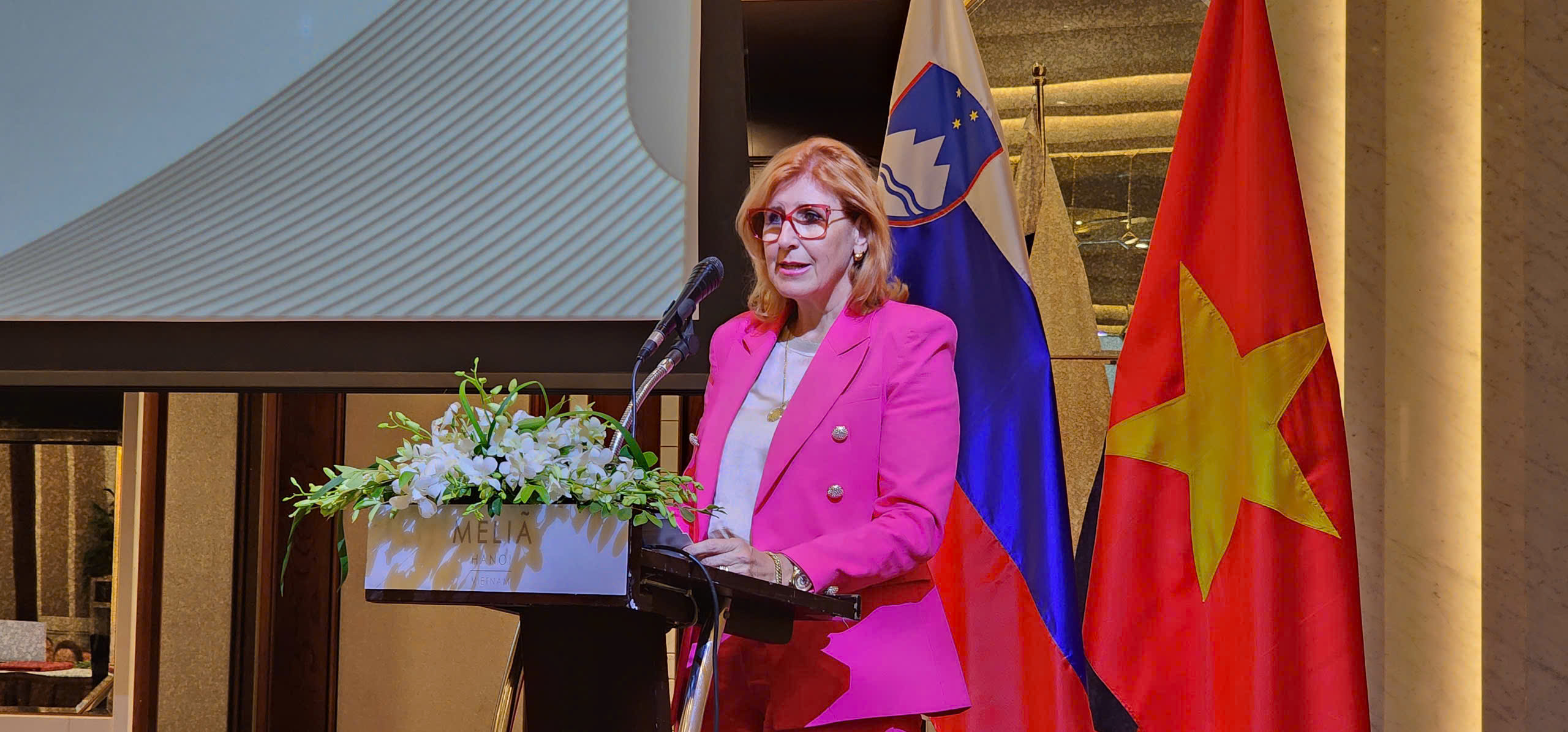 Ms. Vesna Nahtigal, General Manager of the Slovenian Chamber of Commerce and Industry speaking at the event. (Source: Viet An)
